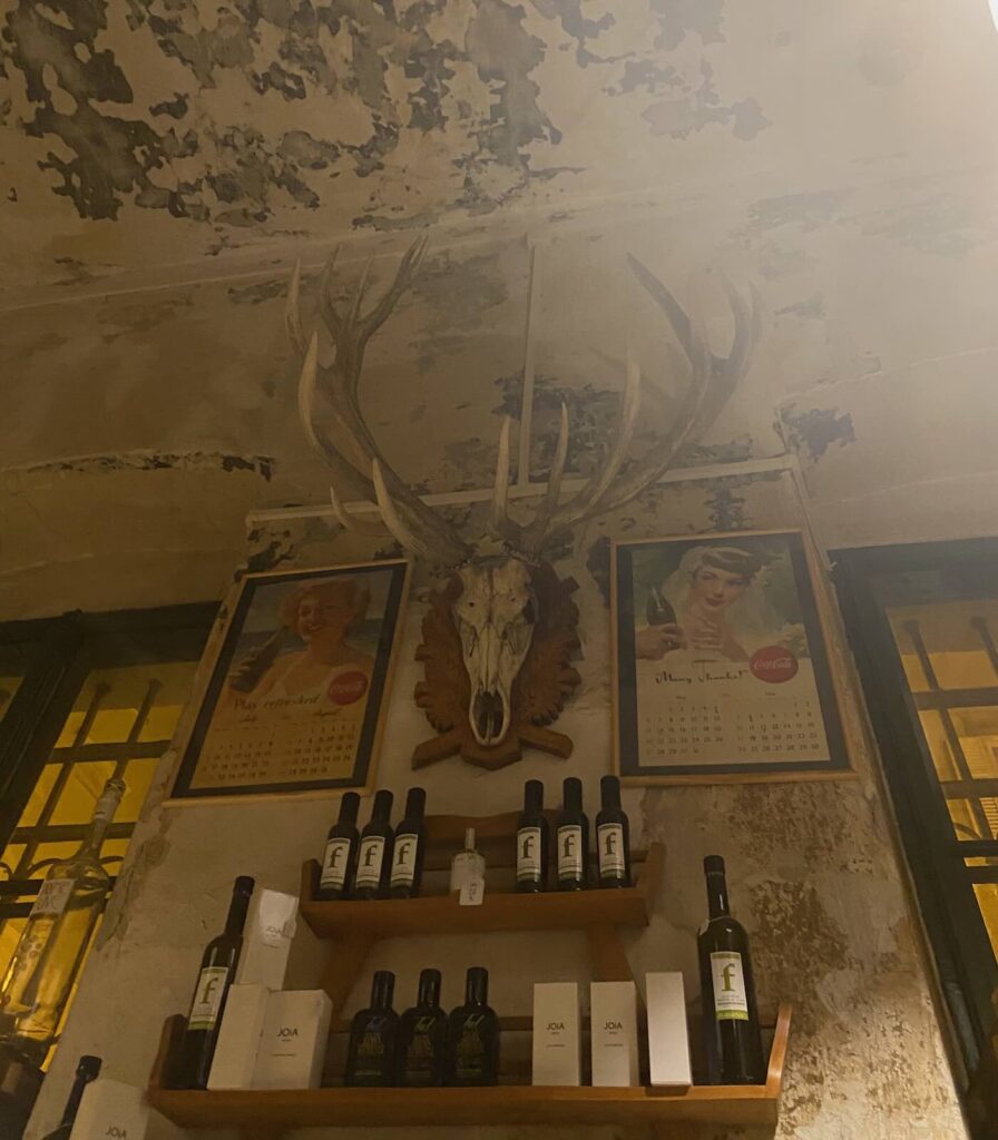 Enoteca tradizionale tra i locali del centro di Trieste